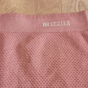 Breezies Rose Textured Fabric Intimate Shape wear Size Medium NWOT
